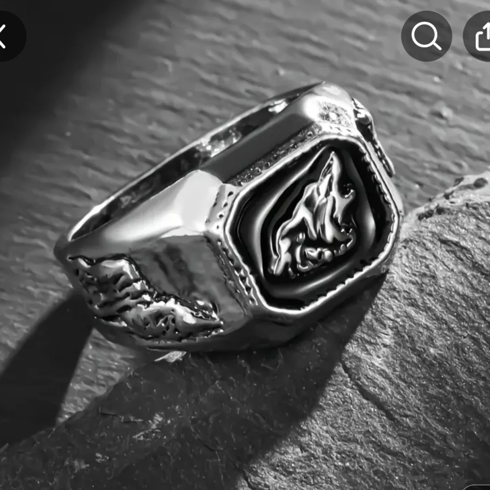 Wolf Design Silver and Black Men's Ring